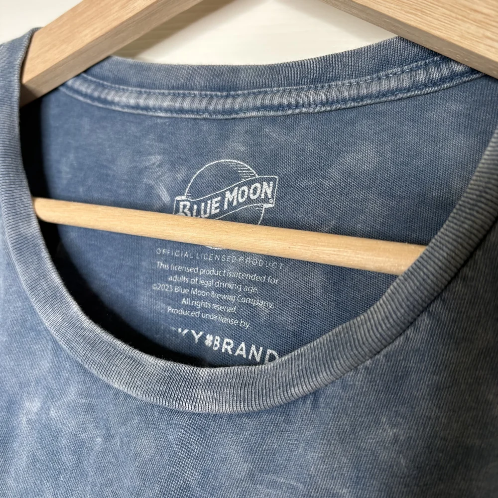 Lucky Blue Moon Officially Branded Women's Fitted T-Shirt Size Medium - Picture 4 of 5